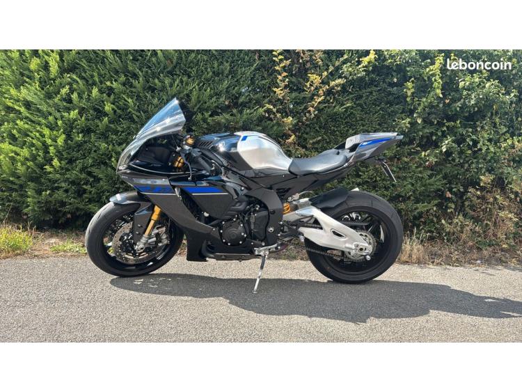 YAMAHA R1M